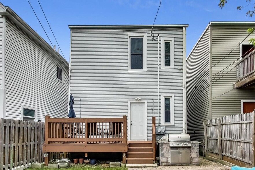 Building Photo - 3618 W Dickens Ave