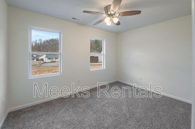 Building Photo - 11 Cottage Ln