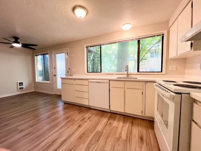 Building Photo - 2 Bed 1 Bath Apartment in Lake Oswego!