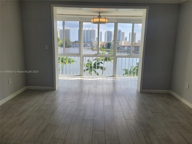 Building Photo - 2861 Leonard Dr