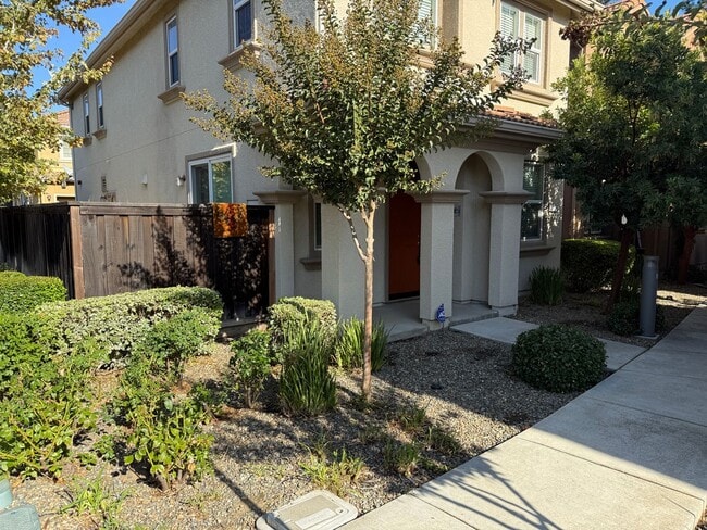 Building Photo - MODERN NEWER 3 BEDROOM 2 STORY FAIRFIELD *...