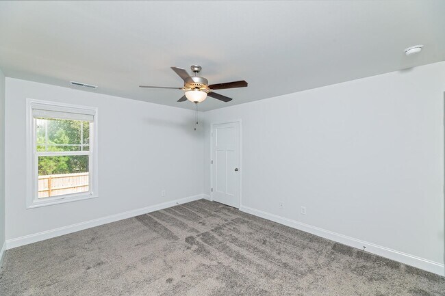 Building Photo - 587 Foothills St