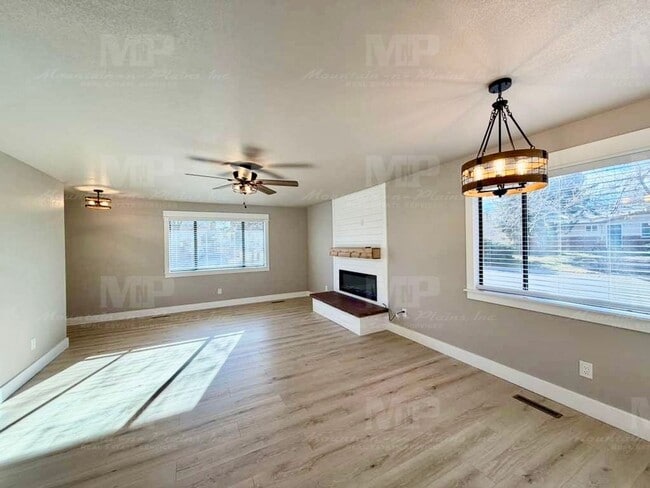 Building Photo - 724 Ponderosa Dr