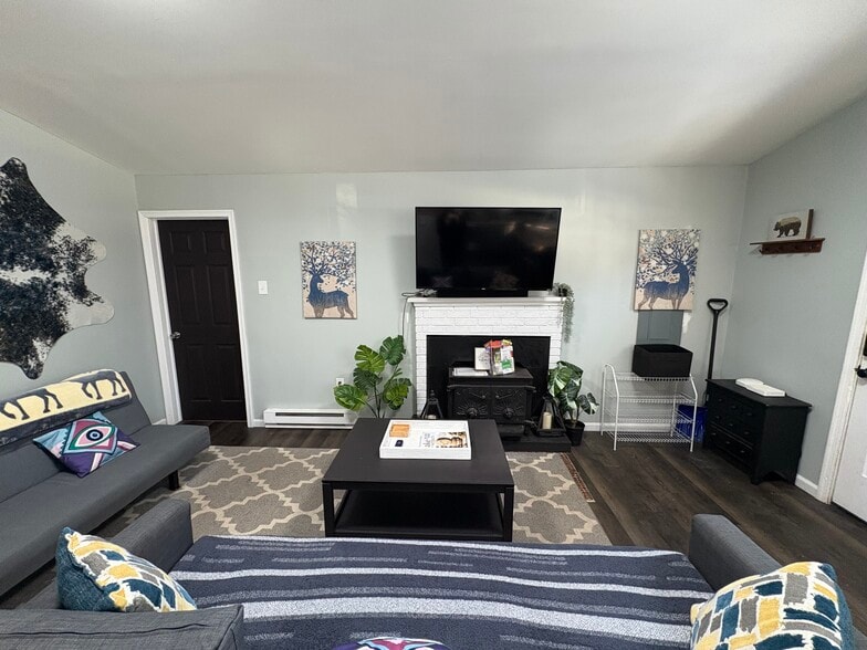 Living room - 3311 Woodland Dr