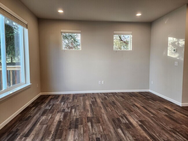 Building Photo - 15603 View Dr Ct SE