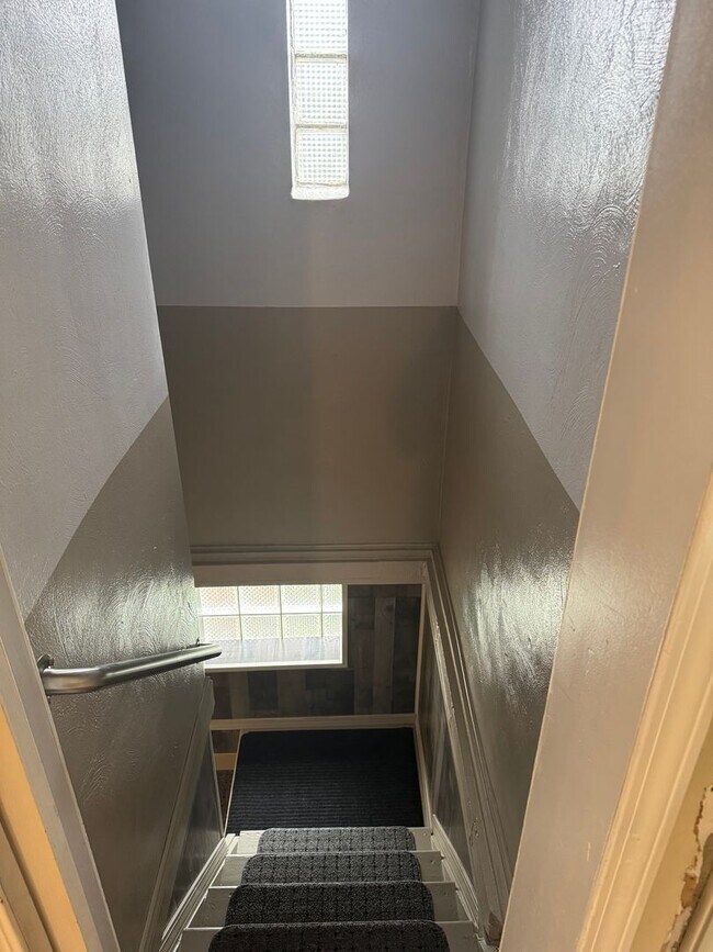 Building Photo - Coraopolis - 3 Bedroom, 1 Bath - Charming ...