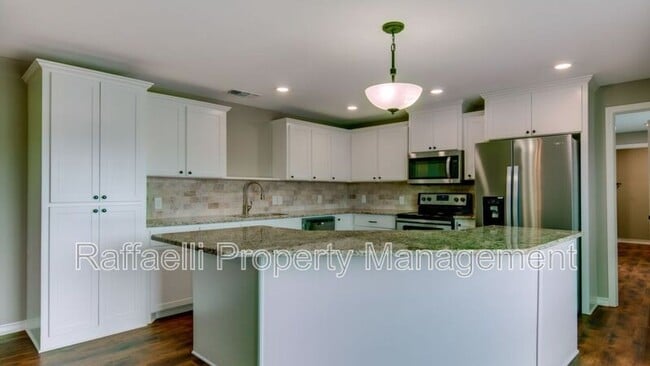 Building Photo - 2 Fernwood Dr