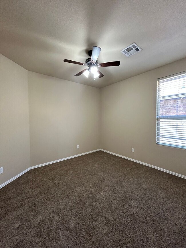 Building Photo - Beautiful 3-Bedroom Home with Den and Fire...