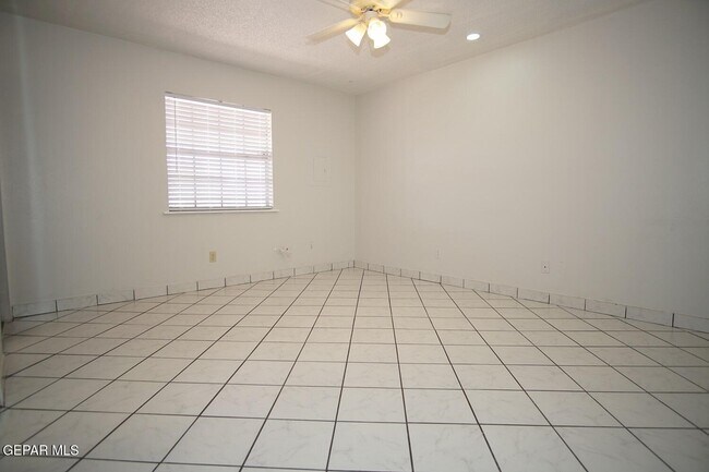 Building Photo - 4924 Winthrop Dr