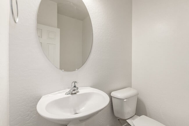 Building Photo - Beautiful 4 bedroom 2.5 bathroom home with...