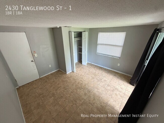 Building Photo - 2430 Tanglewood St