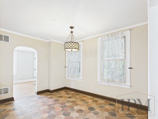 Building Photo - Available Now - Spacious 3-bedroom Home Lo...