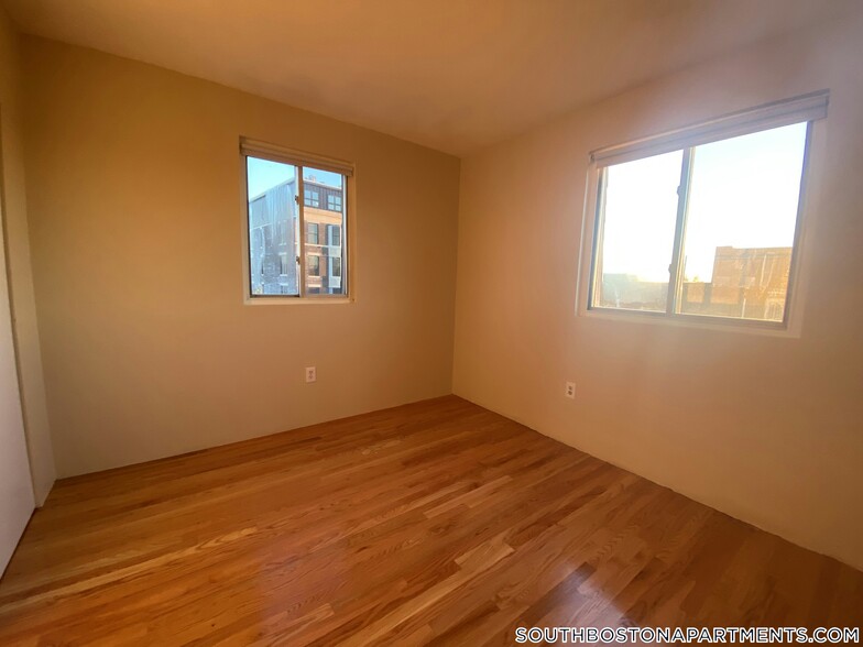 Building Photo - 385 Dorchester St