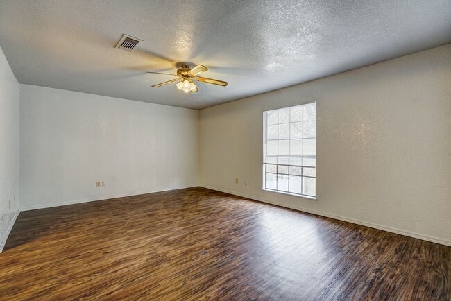 Building Photo - 4 Bed 2 Bath in Moore School District