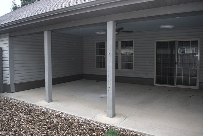 Building Photo - Large 2 Bed 2 Bath House With Lawncare Provided!