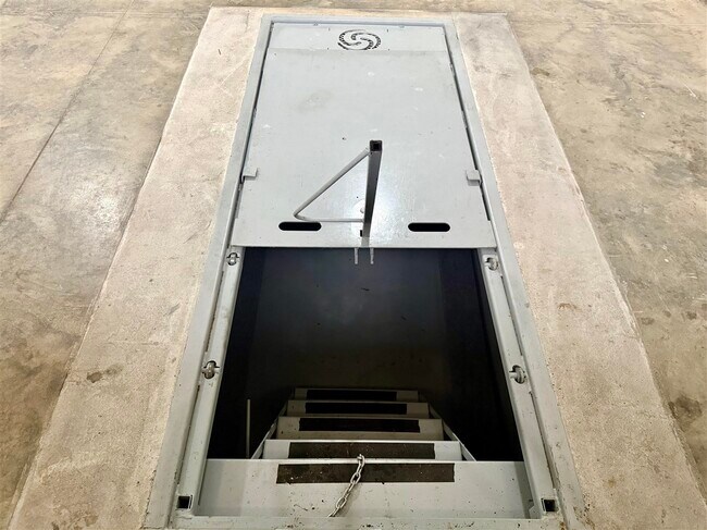 Building Photo - 8728 Stuart Farm Ave