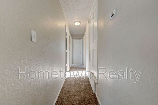 Building Photo - 2401 Piccadilly Cir