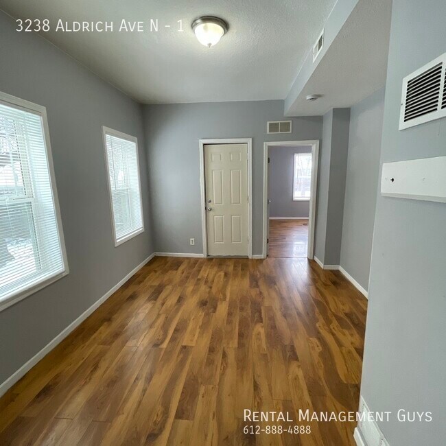 Building Photo - Nice 3 Bedroom duplex!