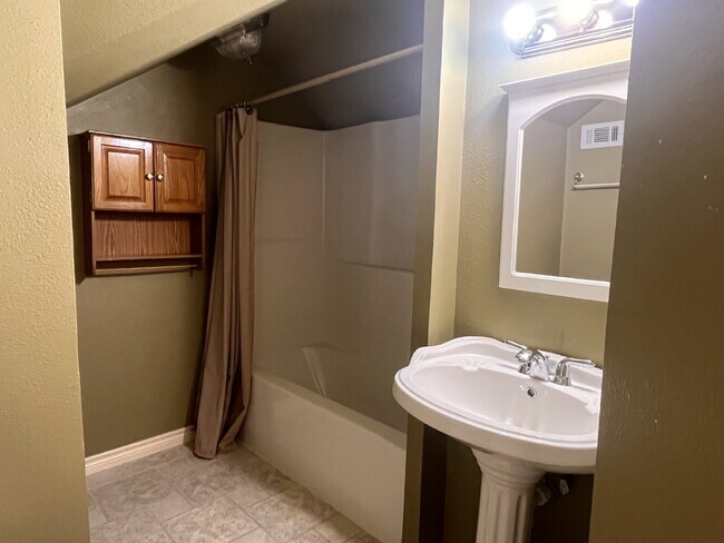 Building Photo - Gated Entry 5 bedroom, 3.5 Bath Home on 16+ Acres in Cleburne - Bring your horses and cattle!