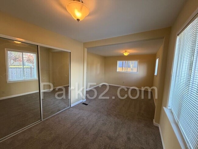 Building Photo - 4 Bedroom 2 Bathroom Single Family Northeast Tacoma Home