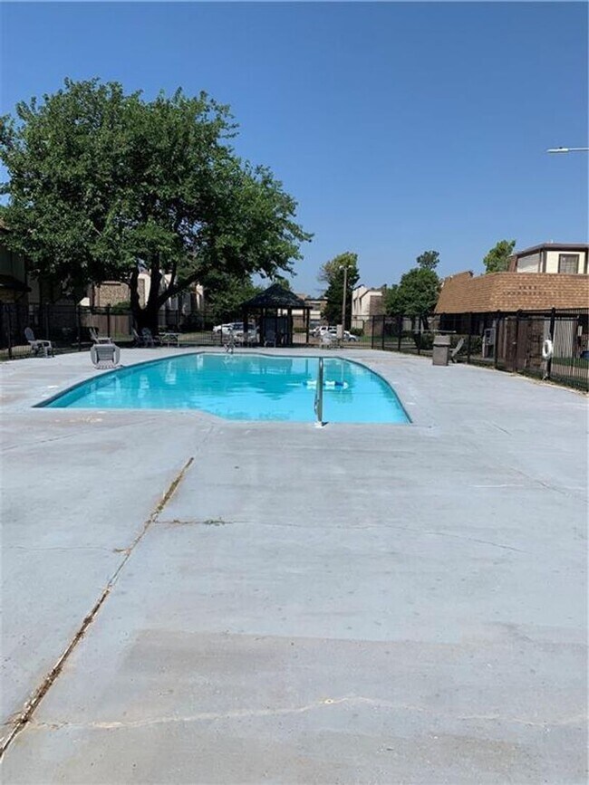 Building Photo - 2 Bedroom 1.5 Bathroom Townhouse in Norman with granite countertops and central heat and air