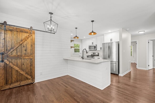 Building Photo - Adorable, Modern 3 Bedroom Ranch near Downtown Raleigh - Gorgeous finishes, open floorplan, updat...
