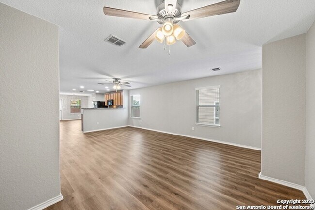 Building Photo - 3 Bedroom/2 Bath Silver Canyon Subdivision