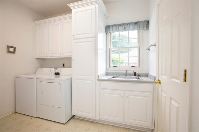 Building Photo - 2531 Old Salem Cir SE