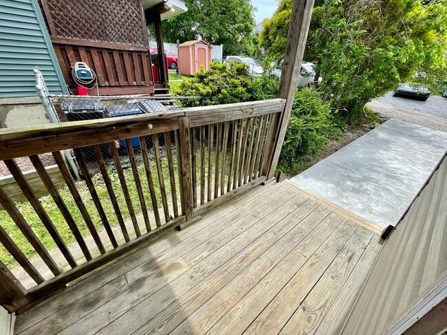 Building Photo - Amazing 4 Bedroom House! Hardwood, 2.5 Baths Stainless, A/C