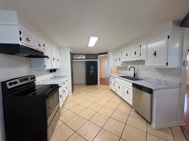 Building Photo - 408 3rd Ave NW