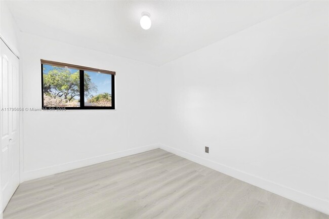 Building Photo - 3241 SW 40th Ave