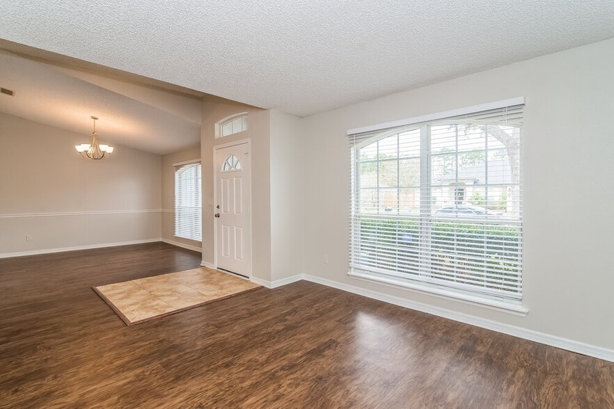 Building Photo - 975 Deer Spring Dr