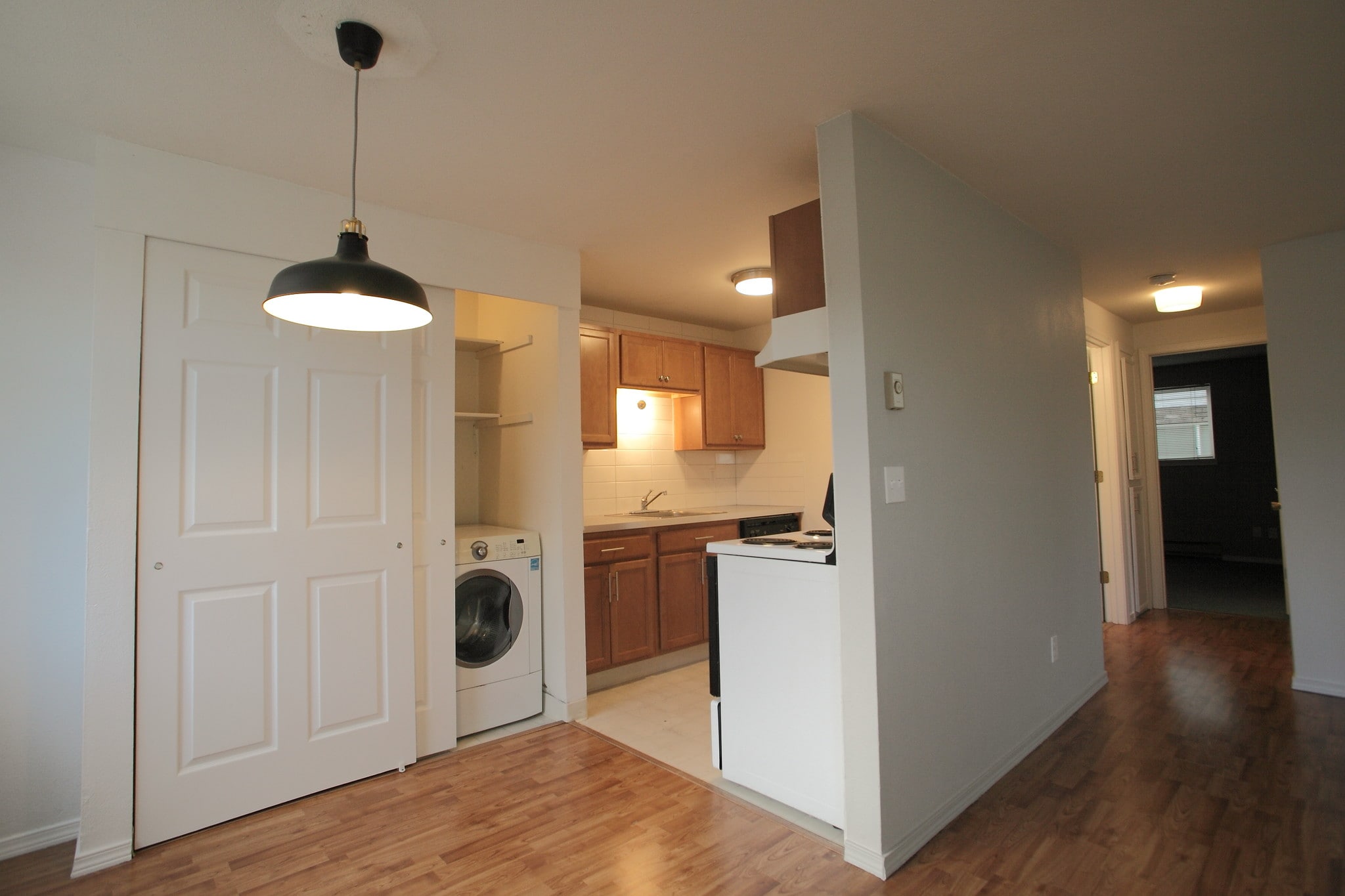 dining area, W/D, kitcehn - 4923 SE 71st Ave