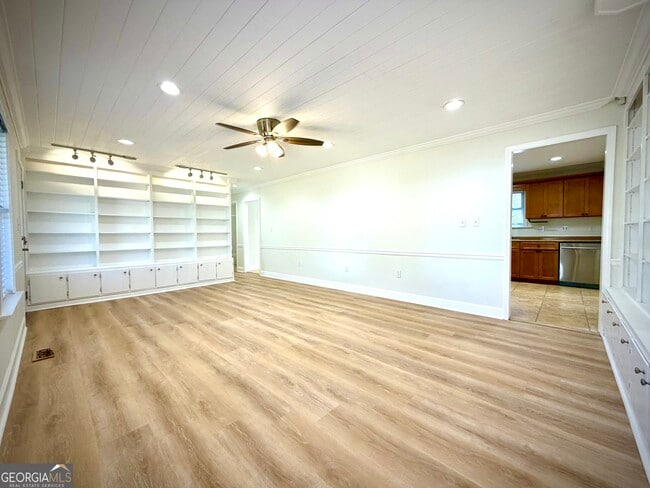 Building Photo - 305 Hillside Dr