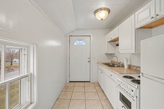 Building Photo - 8009 E Bristol Rd