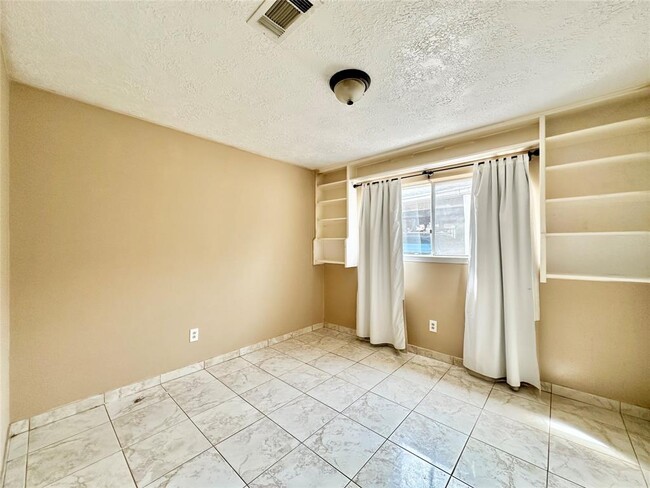 Building Photo - 4303 Balcones Dr
