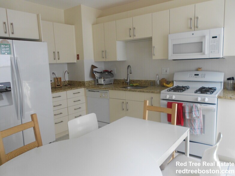 Building Photo - 63 Fairbanks St