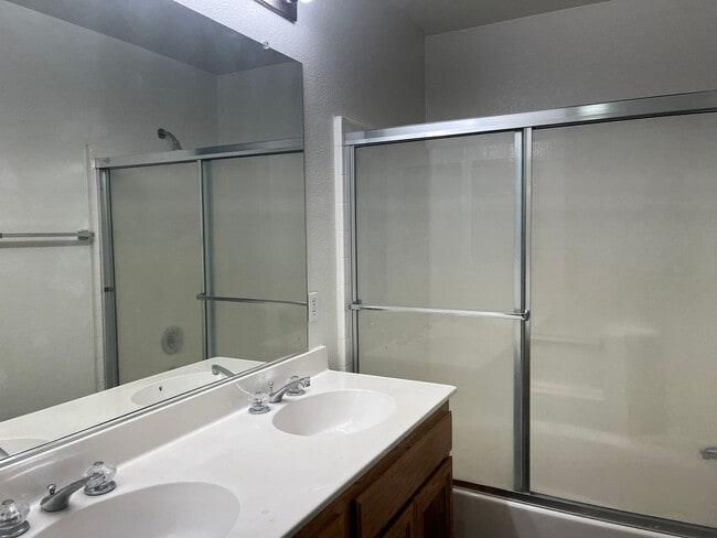 Building Photo - 3 bedroom 2 bathroom Home available in Vic...