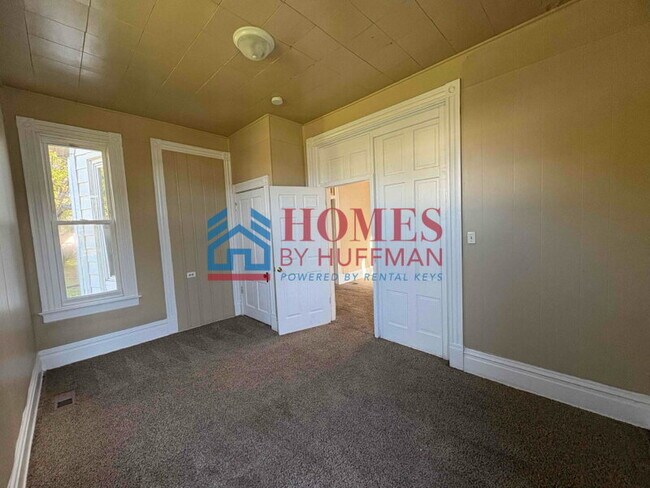 Building Photo - Three Bedroom House | Move in Ready