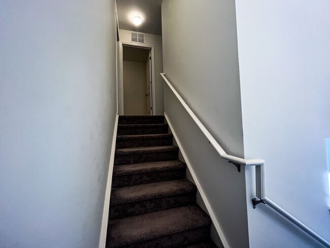 Building Photo - Beautiful 3 bedroom, 2 1/2 bathroom home i...