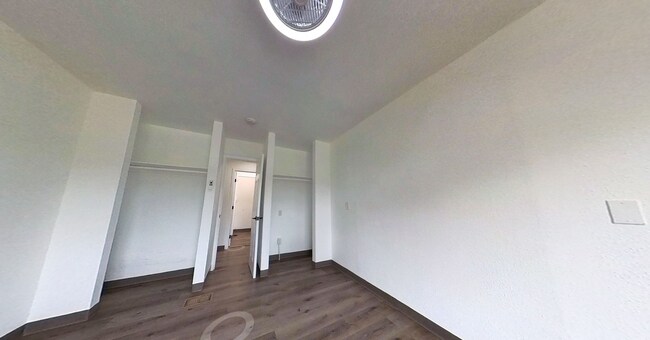 Building Photo - Large Two Story 8 Bed 4 Bath Home Near Campus!!
