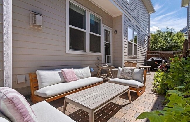 Building Photo - Modern 3BR Home with Finished Basement & Private Courtyard in Lowry