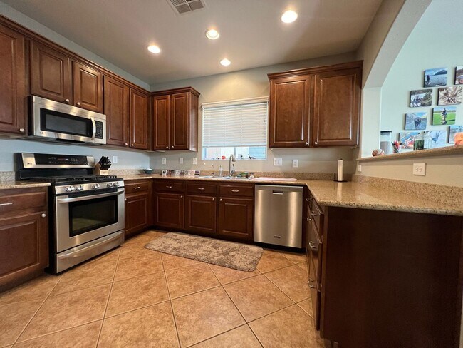 Building Photo - ABSOLUTELY AMAZING! Large 4 bedroom 2 stor...