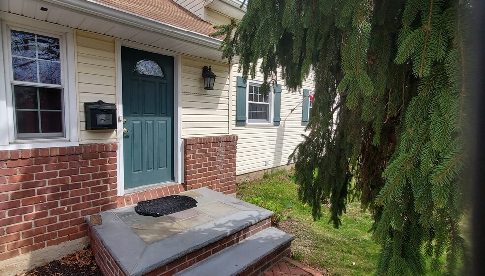 Front Porch - 1117 5th Ave