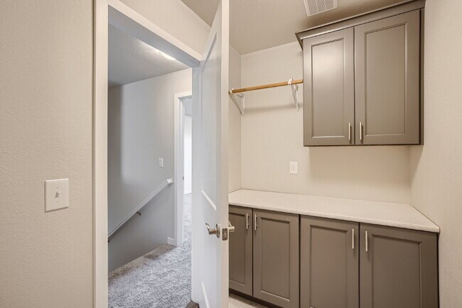 Building Photo - 3 bedroom - Date St