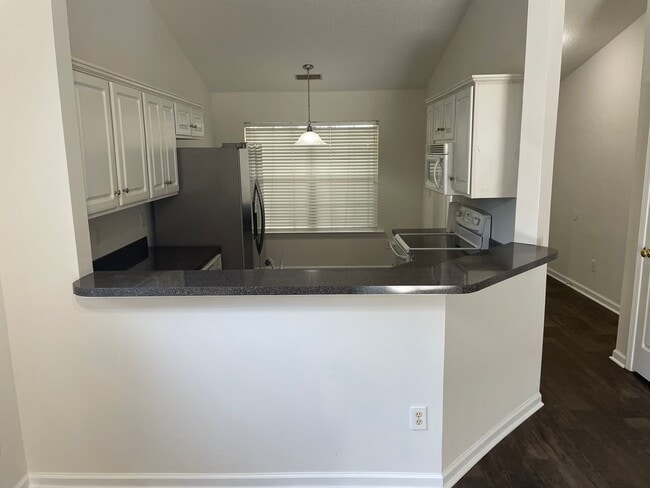 Building Photo - Cozy Two Bedroom Condo Close to Ft. Jackson!
