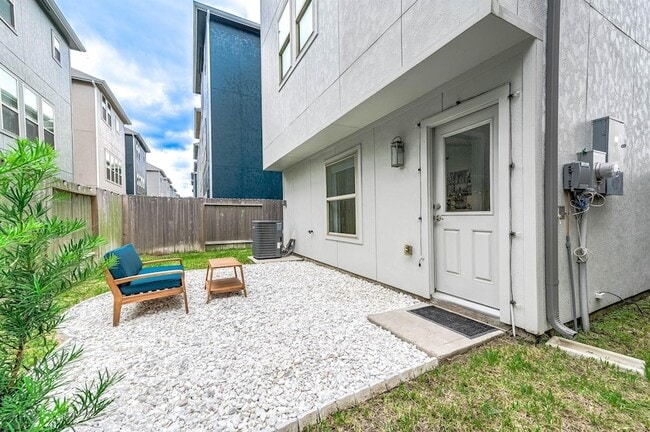 Building Photo - 2022 Groveland Glen Dr