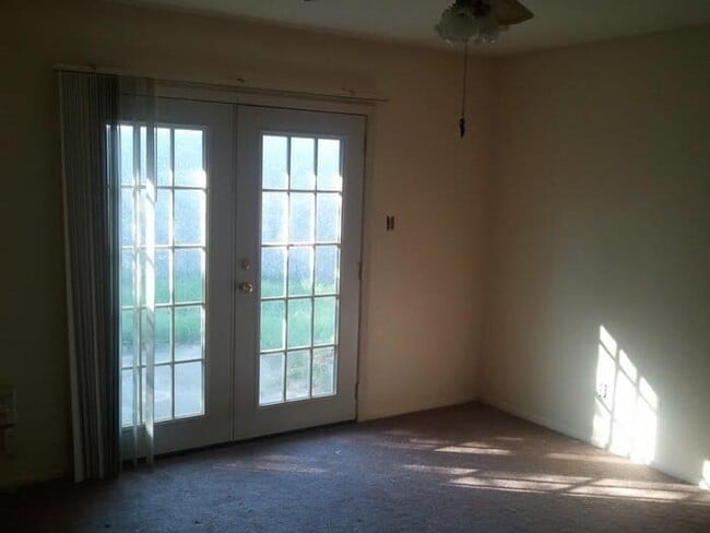 Building Photo - Pet Friendly 3 Bed, 2 Bath Brick Duplex : ...