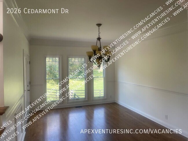 Building Photo - 2026 Cedarmont Dr