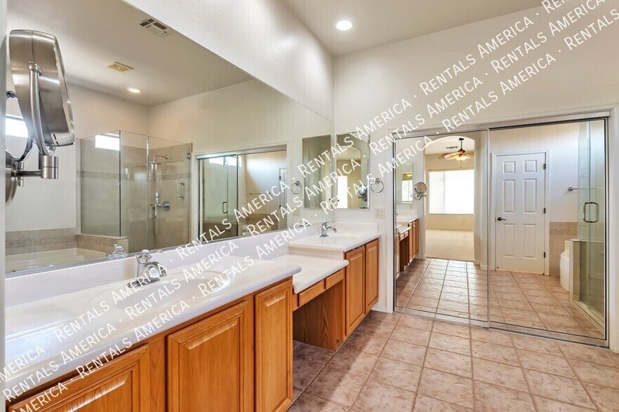 Building Photo - 13135 N Kenosha Bluff Dr